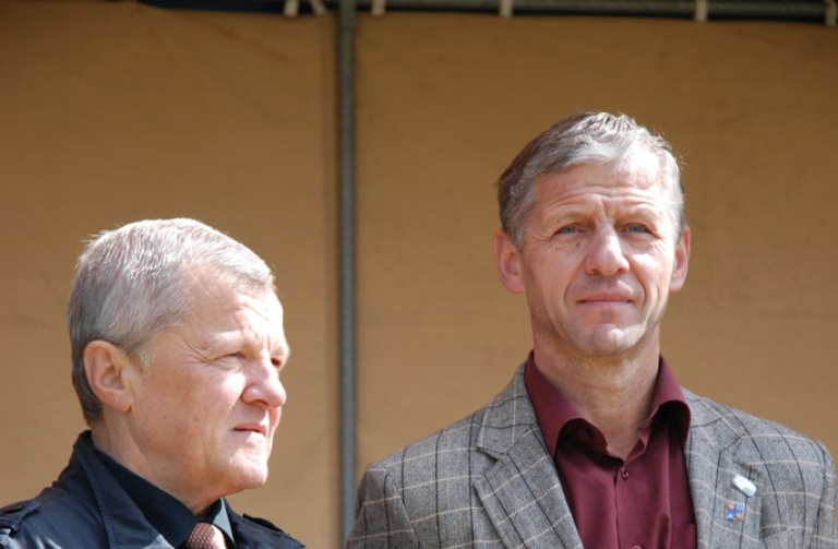 J. Podzimek (vpravo) a starosta Lomnice V. Mastník na zahájení.